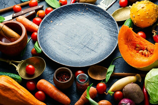 Zestaw kolorowych potraw na stole